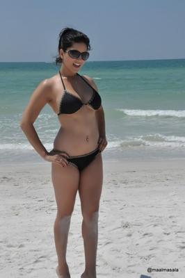 Sunny Leone - curtindo a praia