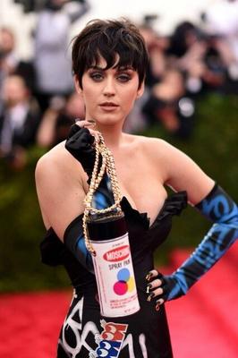 Decote quente de Katy Perry no Met Gala