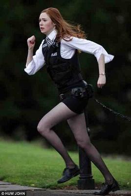 Amy Pond - puta policía