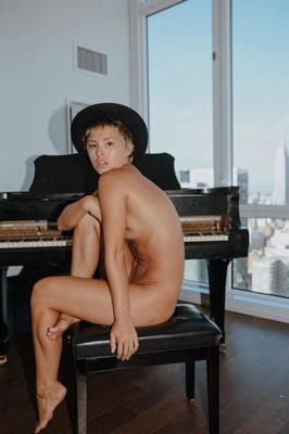 Célébrités FUITES Marisa Papen pose nue dans un appartement - Jen Sen PS