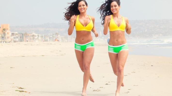 Bella Twins de biquíni na praia