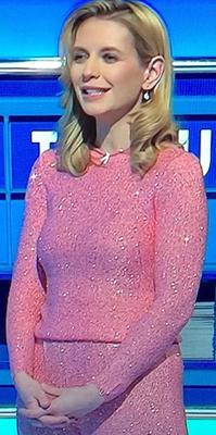 La zorra británica de la televisión Rachel Riley mostrando su culo