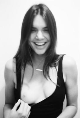 Kendall Jenner muestra las tetas