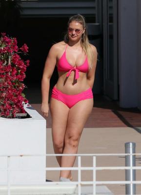 Iskra Lawrence - Voluptuosa modelo inglesa sexy en bikini rosa