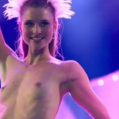 La actriz alemana Svenja Jung en topless en Der Palast E