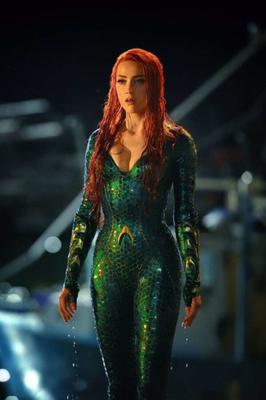 Amber Heard cheveux roux et PVC URRRRRRGH