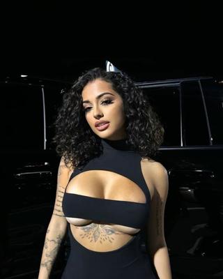 Malu Trevejo exibe cada curva em um vestido preto escandaloso