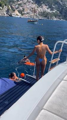 Leni Klum im Tanga-Bikini auf einer Yacht