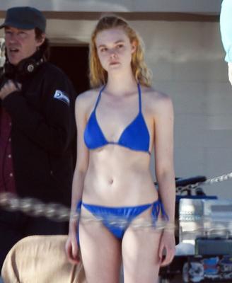 E Fanning Nouvelles photos de bikini bleu