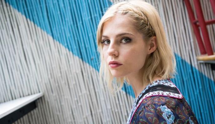 Lucy Boynton est magnifique