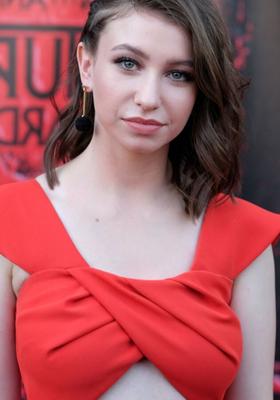 Katelyn Nacon (Enid von TWD)