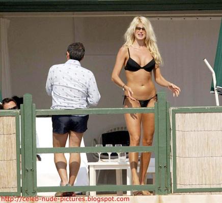 \Victoria Silvstedt tomando banho de sol em topless