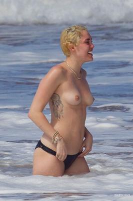 Miley Cyrus oben ohne