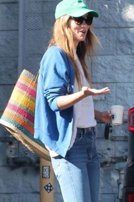 Olivia Wilde vista com amigos em Los Angeles