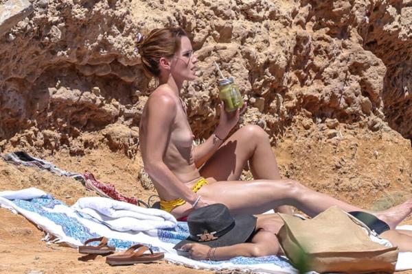 Emma Watson oben ohne am Strand