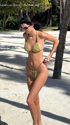 Kendall Jenner con tanga-bikini verde