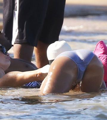 Jessica Alba Cul En Bikini Plage Seins Cul Mamelons Célébrités