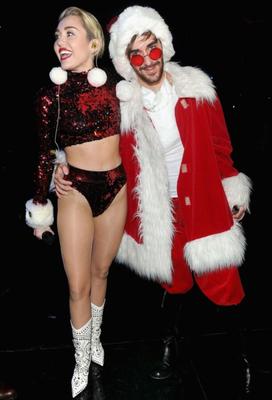 Miley Cyrus lista para follar a Papá Noel