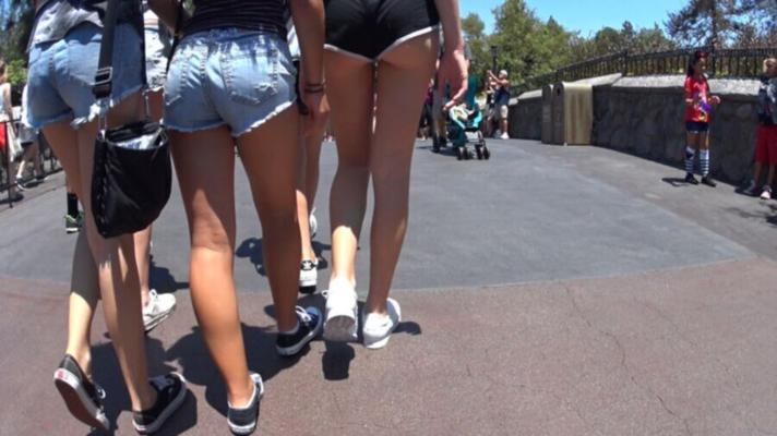 Adolescents mignons portant des shorts courts, joues de cul