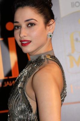 Tamannaah Bhatia - Celebridade indiana sexy e escaldante posa no evento IIFA