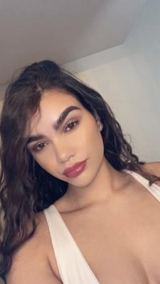 Katiann Jo Beauty Curvy Vegan und Influencer Girl gemischte Fotos