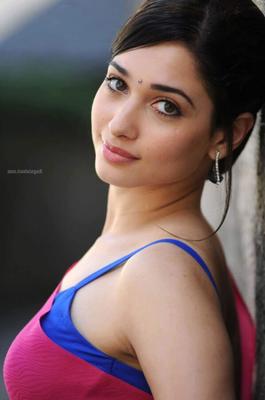 Tamannaah Bhatia - Belle diva indienne de Bollywood en sari rose