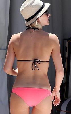 Julianne Hough en bikini junto a la piscina de Miami