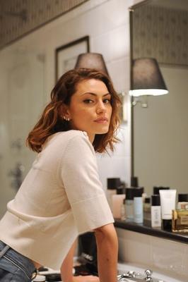 Coffret envies Phoebe Tonkin