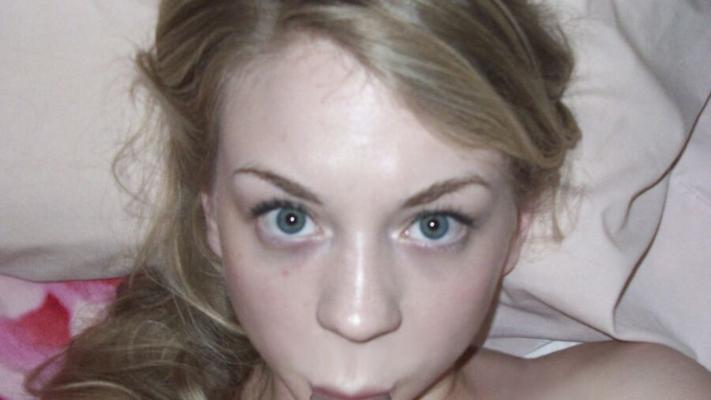 Emily Kinney finge