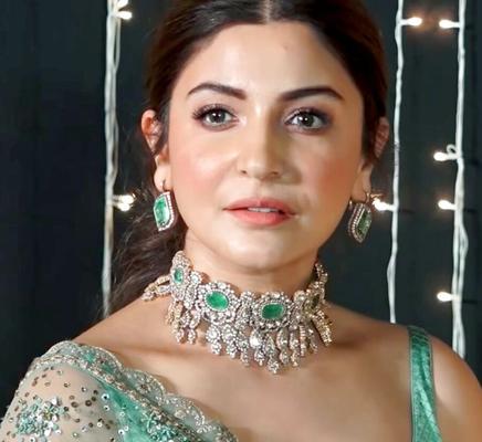 Anushka Sharma – Atemberaubender indischer Promi/Model im transparenten Saree