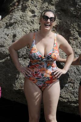 Kelly Brook - Célébrité anglaise aux gros seins en maillot de bain sexy à Ischia