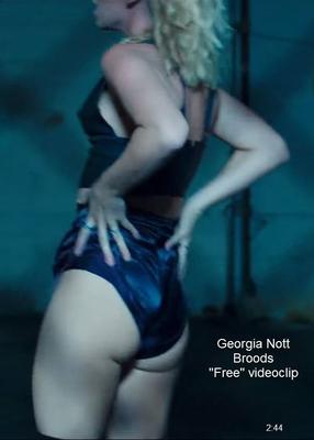 Georgia Nott, chanteuse principale de Broods - nipslip dans le clip vidéo