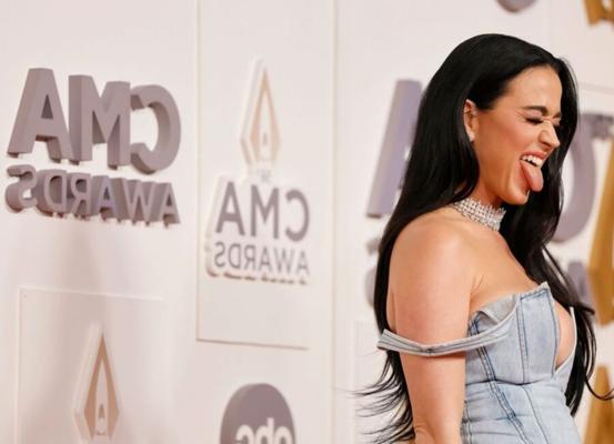 KATY PERRY DÉCOLLETÉ AUX THÈMES ANNUELS CMA AWARDS