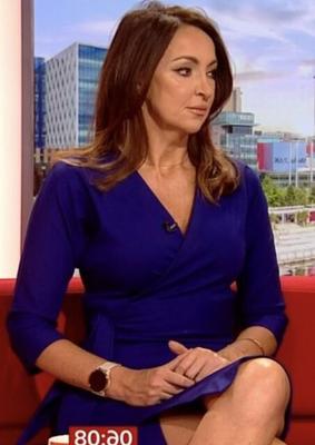 La zorra británica de la televisión sally nugent caliente con un vestido abierto hasta el muslo