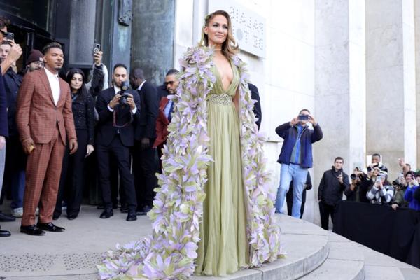 Jennifer Lopez com decote enorme na Paris Fashion Week