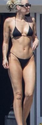 Miley caliente en bikini negro