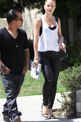 Mena Suvari sale a almorzar en Los Feliz