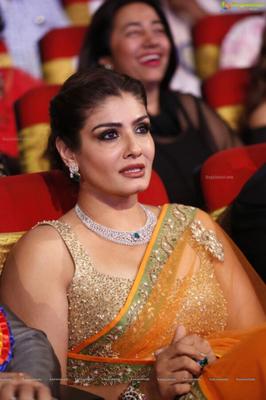 Raveena Tandon - Ravissante célébrité indienne de Bollywood en Saree orange