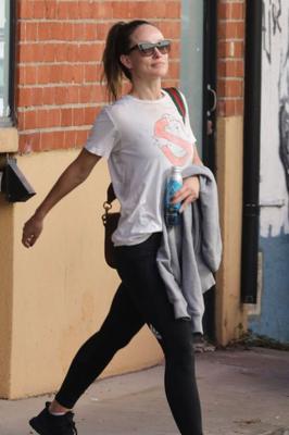 Olivia Wilde trägt ein Ghostbusters-T-Shirt