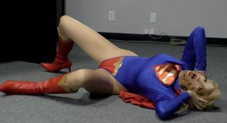 Taylor como Supergirl peligro de servidumbre femdom