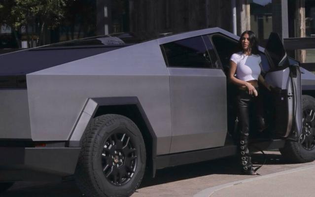 Kim Kardashian – mit einem neuen Tesla-Truck gesichtet