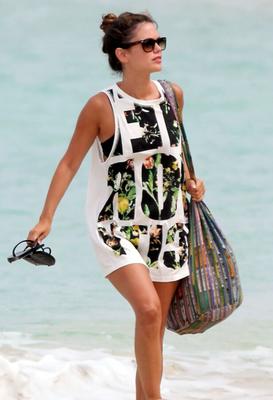 Rachel Bilson Bikini Candids em Barbados