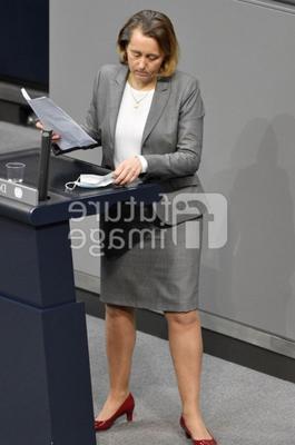 Beatrix von Storch dans des nylons hautfarbenen et des pompes rouges