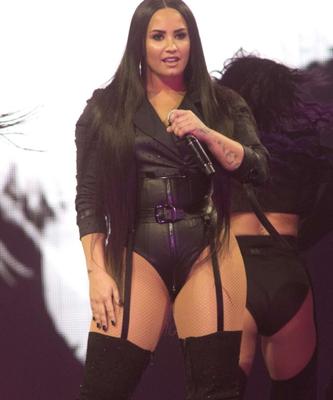 Demi Lovato hotpants & overknee I