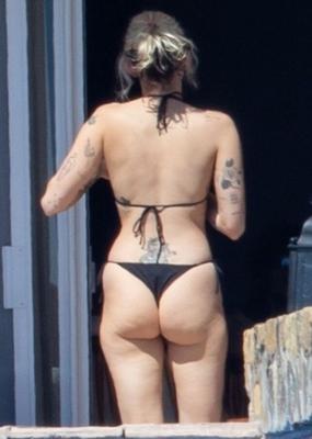 Miley Cyrus em uma pequena tanga preta