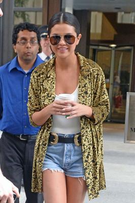 Selena Gomez Out in New York mit Pokies und Nippeln