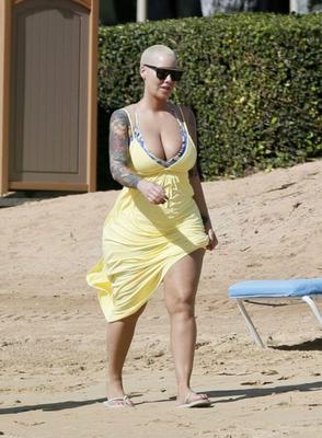 Amber Rose culo grueso otra vez en la playa