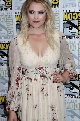 Eliza (gros seins) Taylor