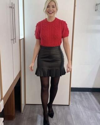 Holly Willoughby, salope de la télévision britannique, en mini-jupe et collants !