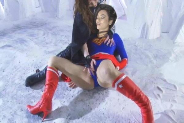 celebridad AJ Lee como superheroína tentáculo lezdom bondage peligro